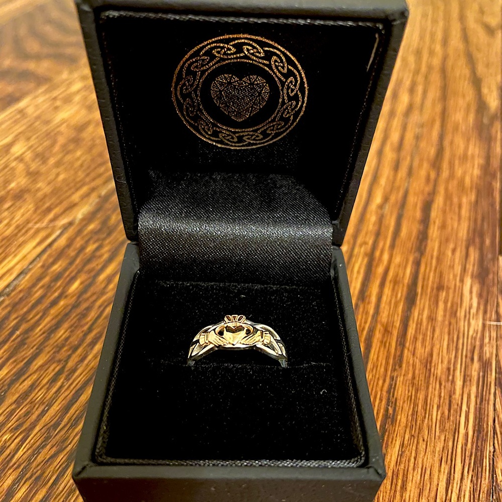 Claddagh ring - 10K Yellow gold two tone Size 5.5